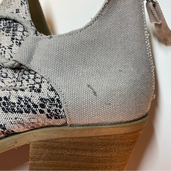 Very G Gray Snakeskin Pattern Canvas Bootie Boots Shoes 9.5 - Picture 3 of 10